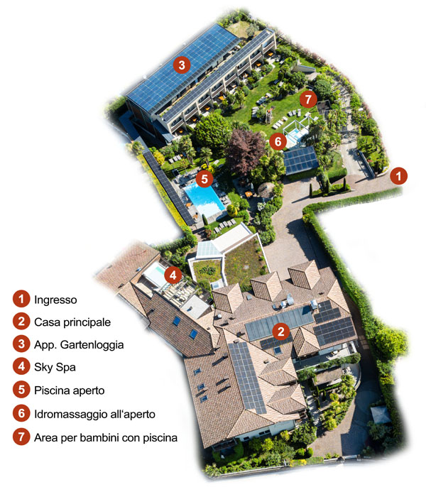 Una veduta aerea di un complesso alberghiero con indicatori numerati che evidenziano diverse aree come l'ingresso, gli edifici, le piscine e un'area giochi per bambini.